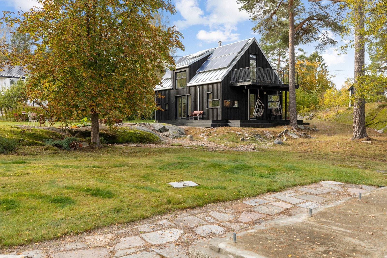 En helt unik og fantastisk tomt på 2.4 mål med mulighet for fradeling som er sjelden i området. Galleribilde