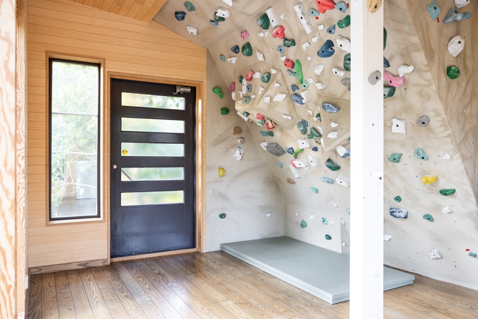 I atelieret er det en vegg som er bygget med helning og utformet som klatrevegg. Galleribilde