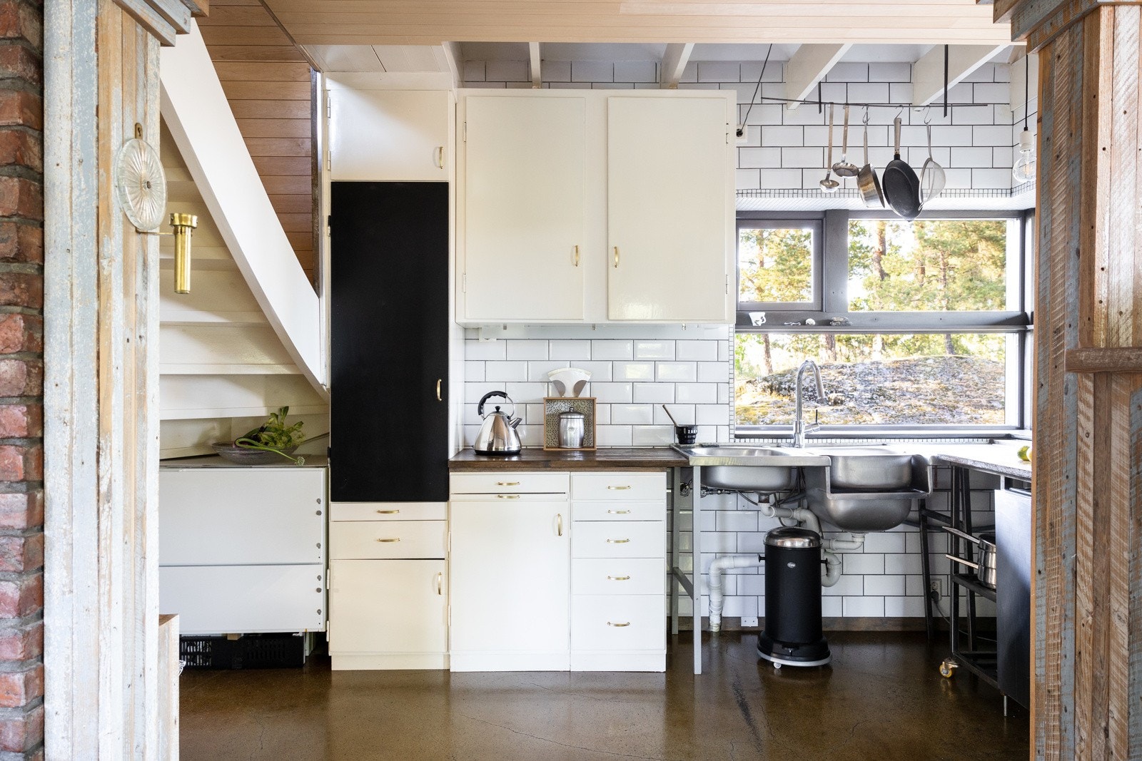 Kjøkkeninnredning med glatte heltre fronter, heltre benkeplate og flere praktiske hyller. Galleribilde