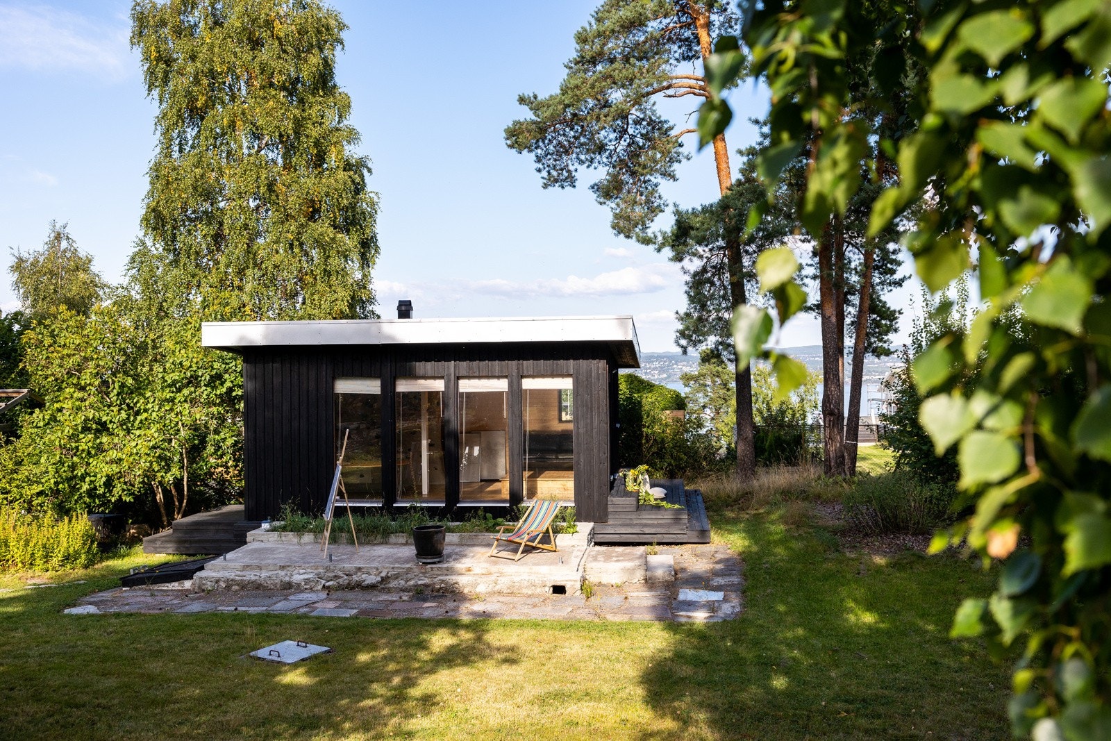 På tomten står det et frittstående atelier på 25m² fra 2012. Galleribilde