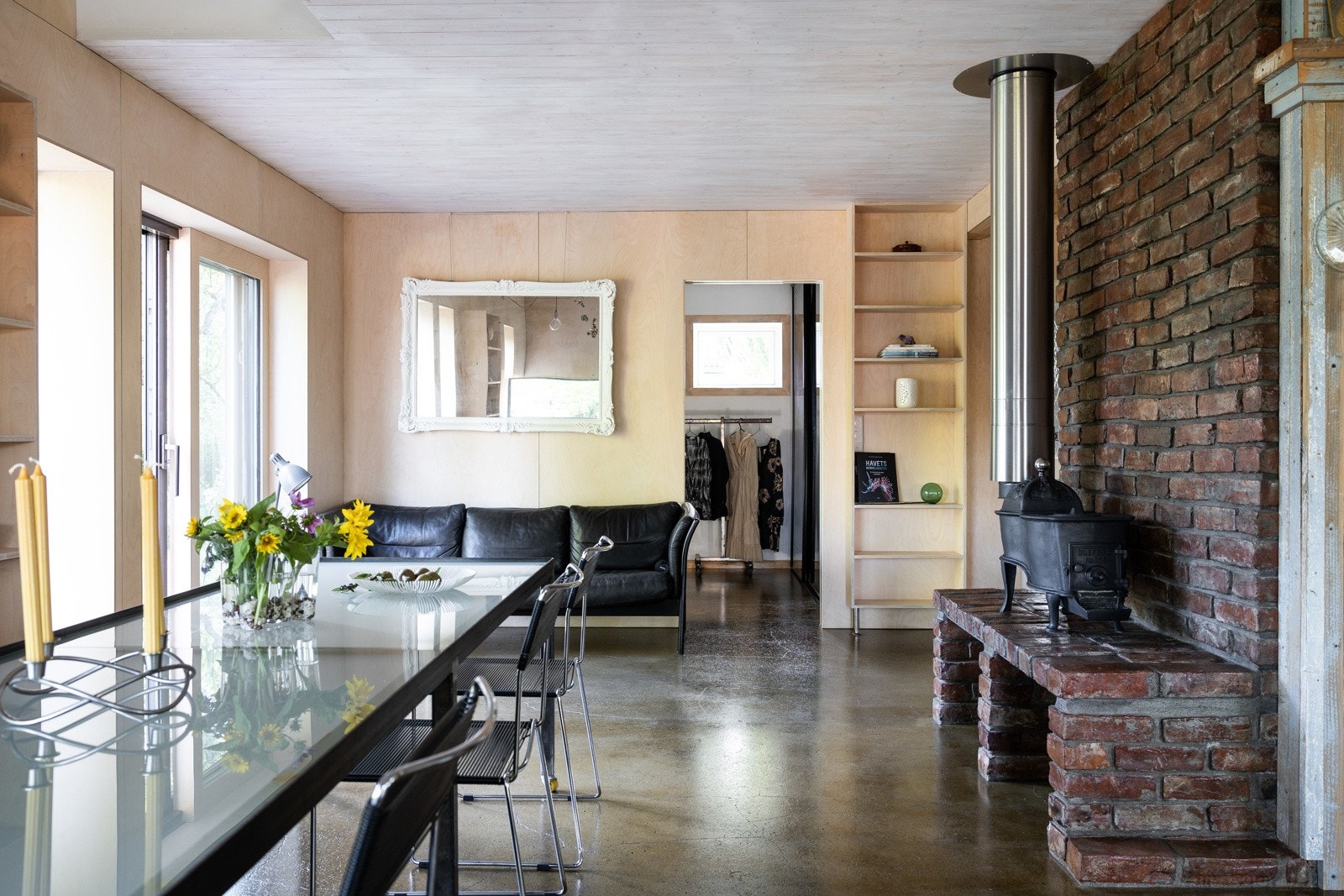 Det er en stilfull kontrast på overflatene med det mørke betonggulvet mot de lysere bjørketreplatene. Galleribilde