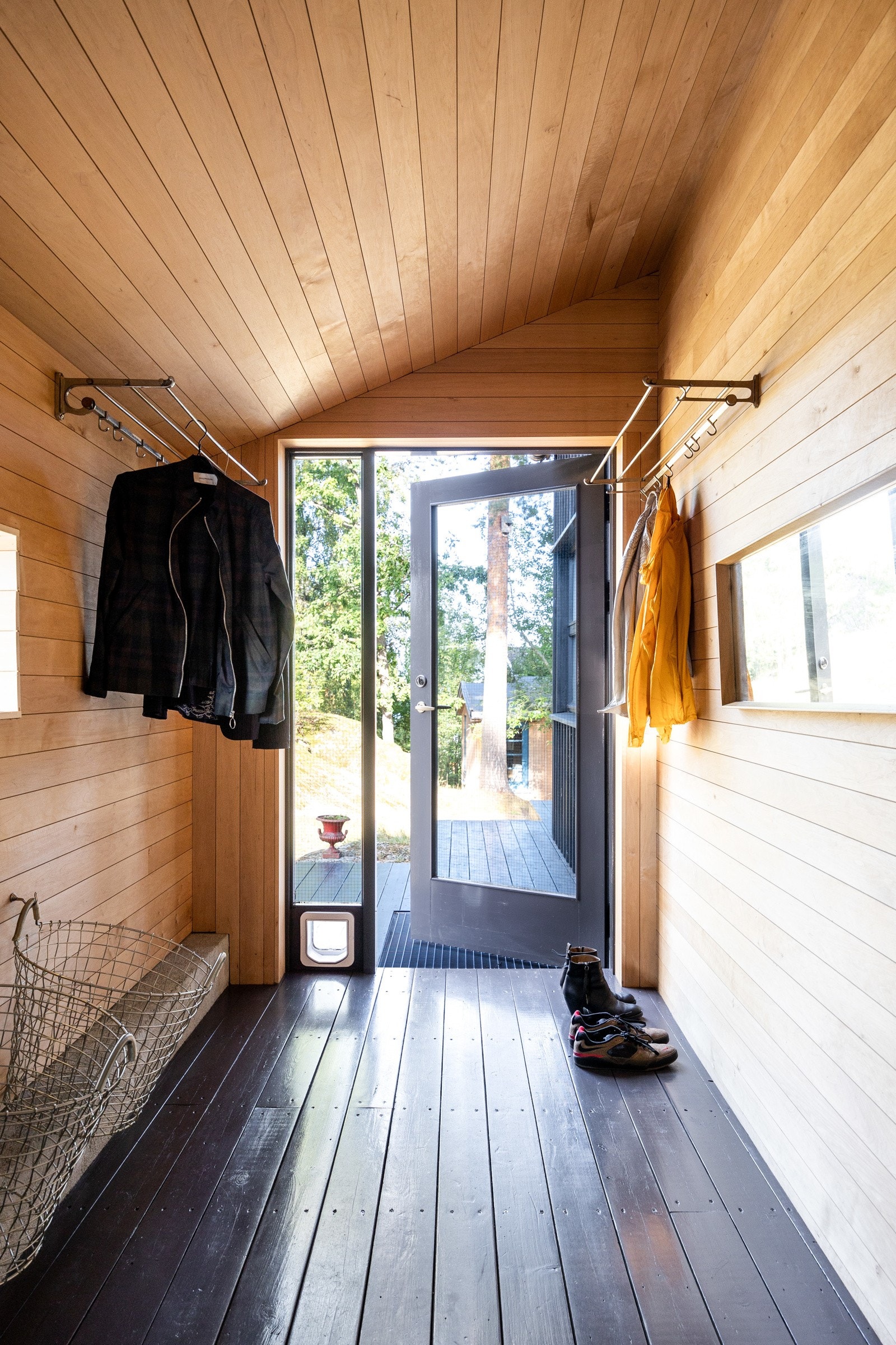 Gangen gir et godt førsteinntrykk av boligen med skråtak og flott trepanel på vegger. Mulighet for oppheng av tøy, sko etc. Galleribilde