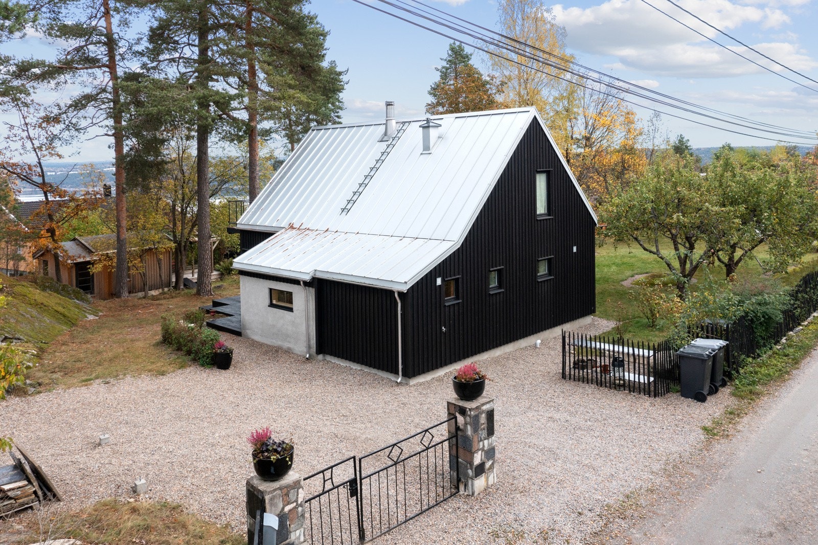 Svært gode parkeringsmuligheter på gårdsplassen. Det er tegnet og tilrettelagt for oppføring av garasjebygg på tomt. Tegninger som er godkjent av kommunen, men ikke oppført. Galleribilde