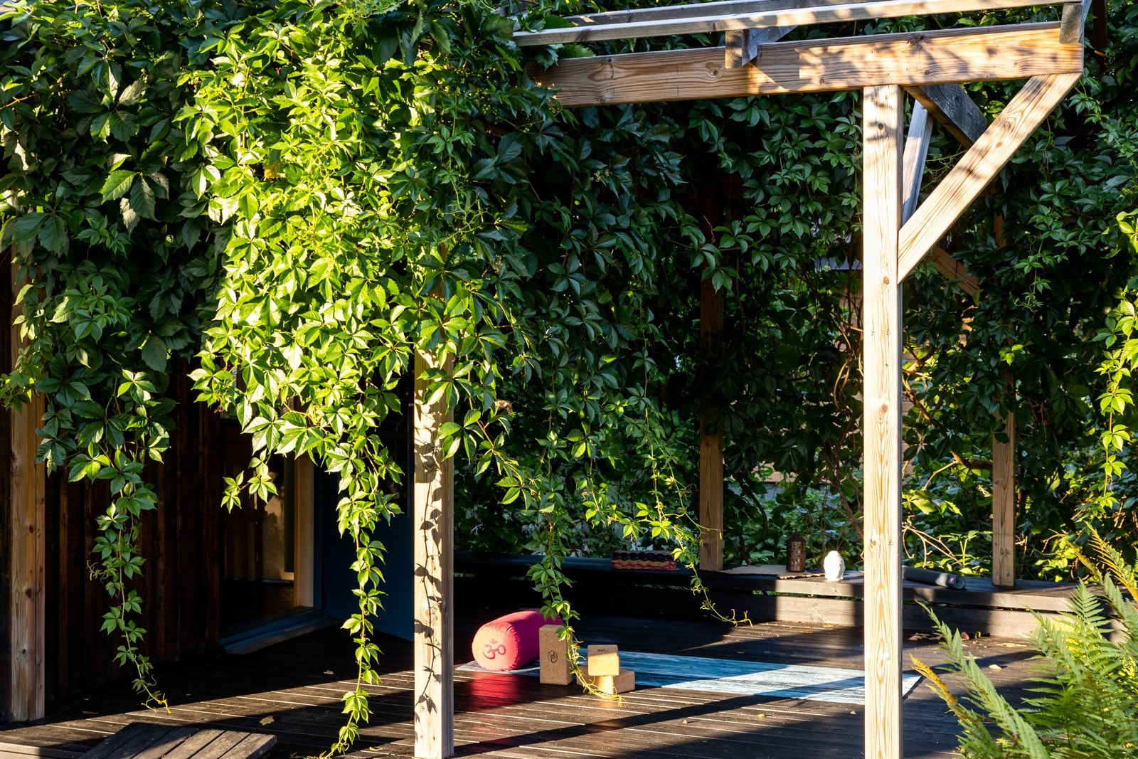 Skjermet terrasse på ca. 12m² med pergola ved eldre anneks (restaurert i 2017). Galleribilde