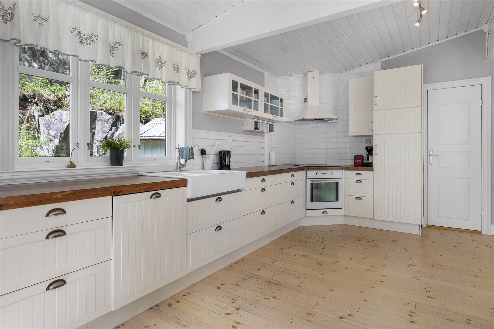 På innsiden av kjøkkenet er vaskerommet Galleribilde