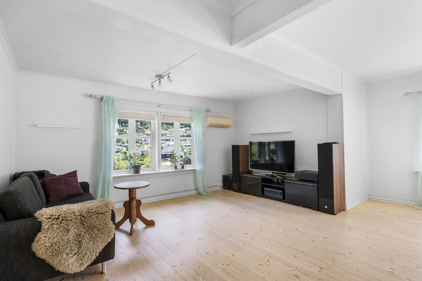 Romslig stue med god plass til sofagruppe Galleribilde