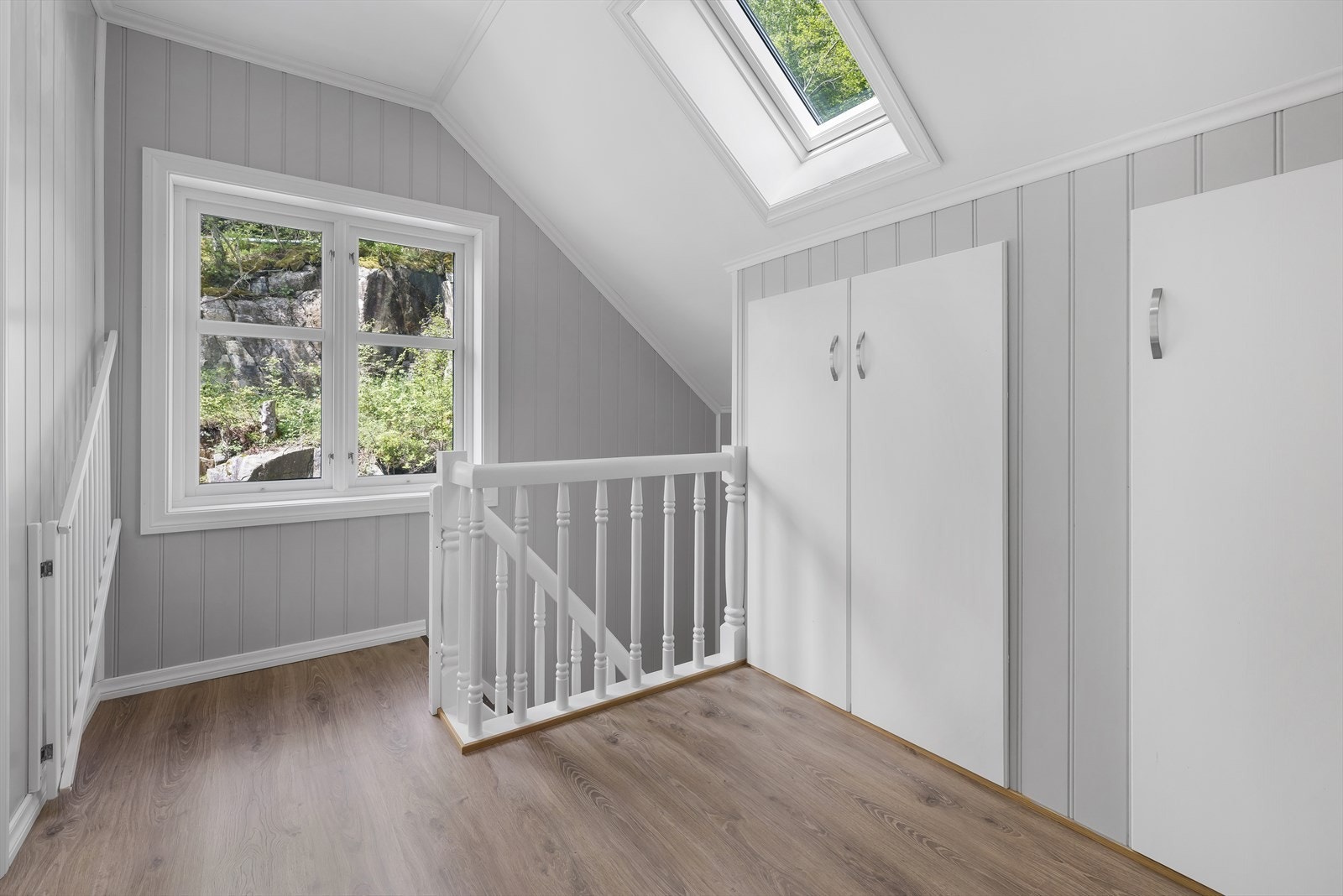 Praktisk mellomgang med dør inn til alle soverommene Galleribilde