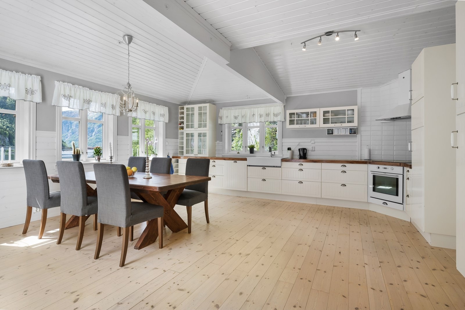 God skap- og benkeplass på kjøkkenet Galleribilde