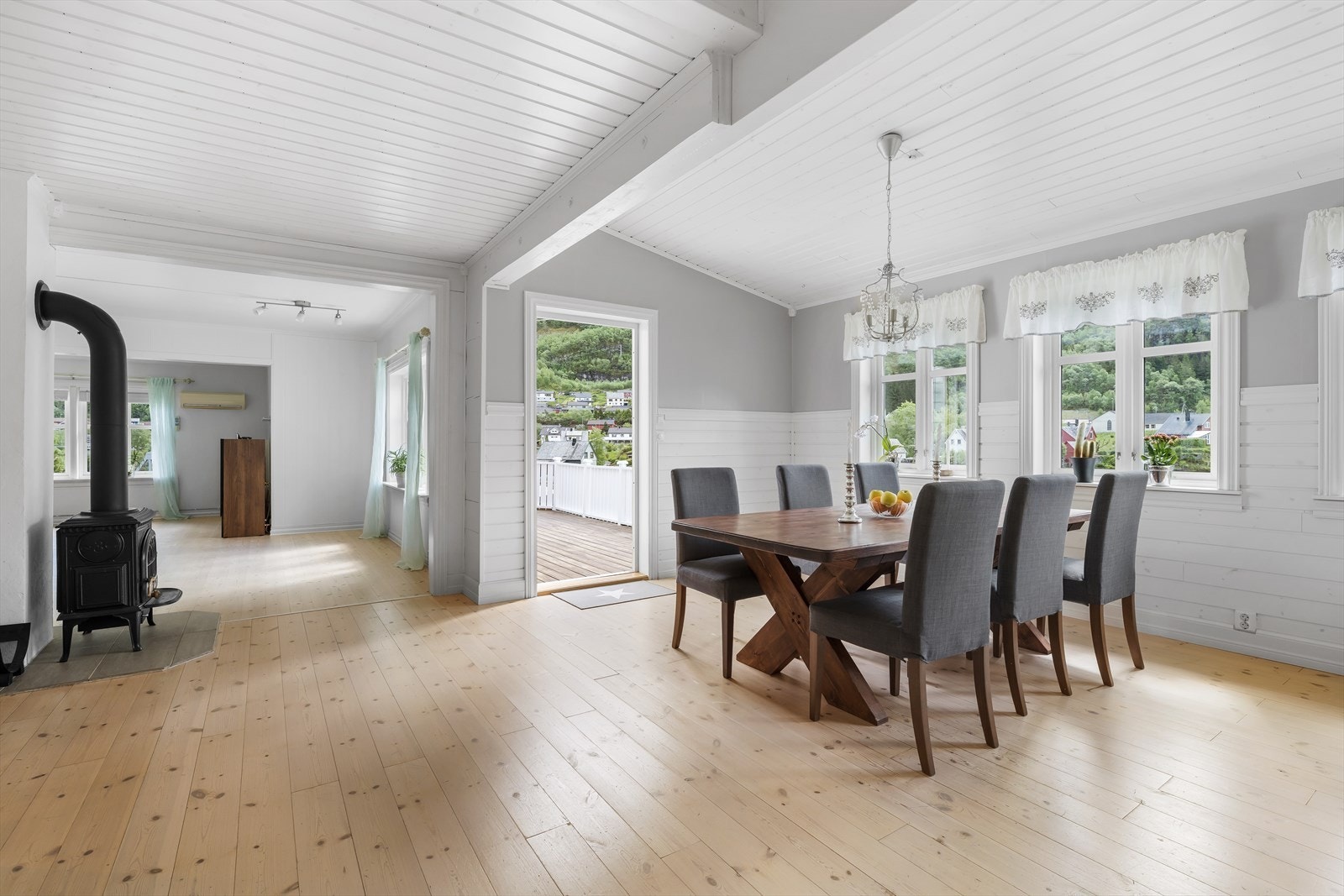 Stor stue med åpen kjøkkenløsning og utgang til altan Galleribilde