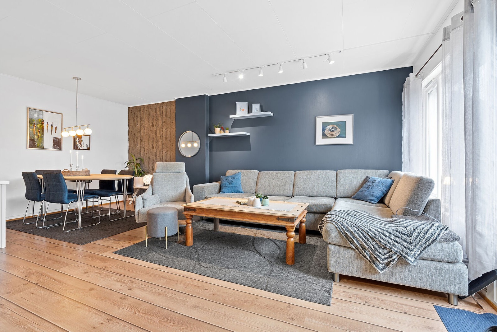 God plass til ønsket møblering, her med både stor sofa og spisebord. Galleribilde
