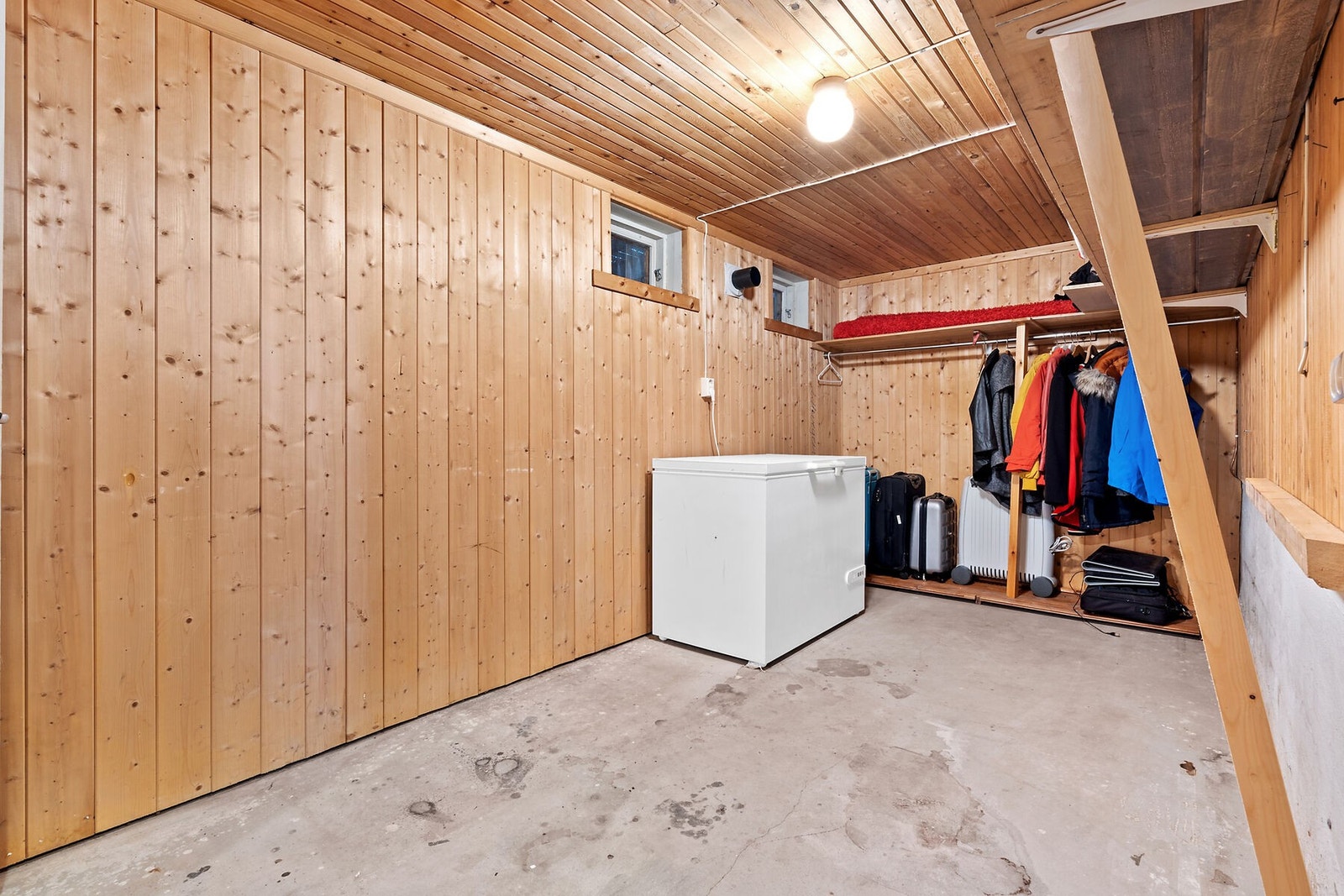 Mye lagringsplass i kjeller. Galleribilde