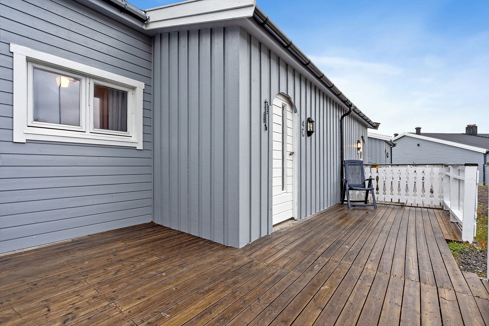 Pent opparbeidet inngangsparti med platting og muligheter for sittegruppe. Galleribilde