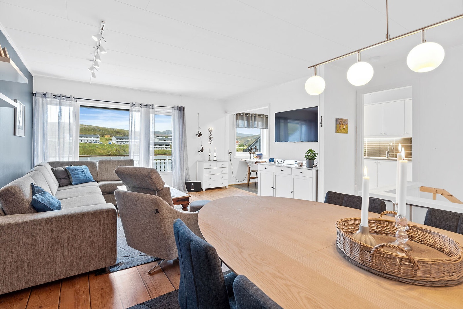 Fra stuen har du utgang til romslig veranda. Galleribilde
