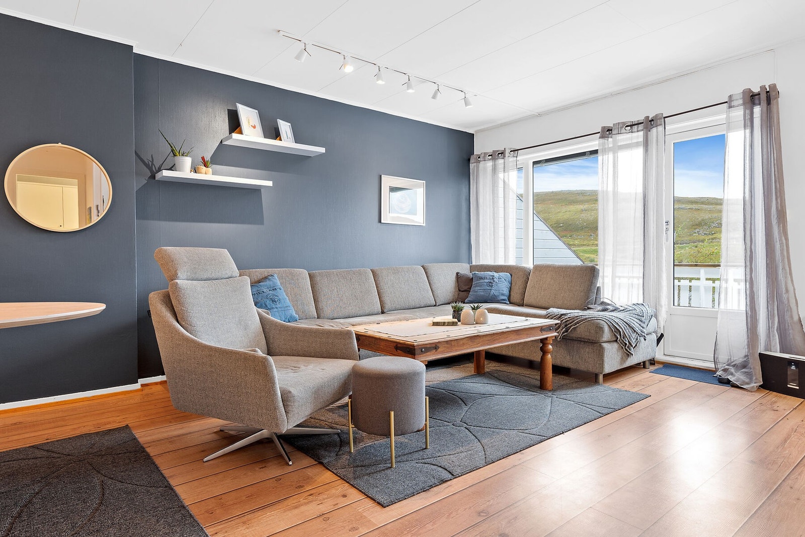 Åpen og luftig stue med mye lysinnslipp. Galleribilde