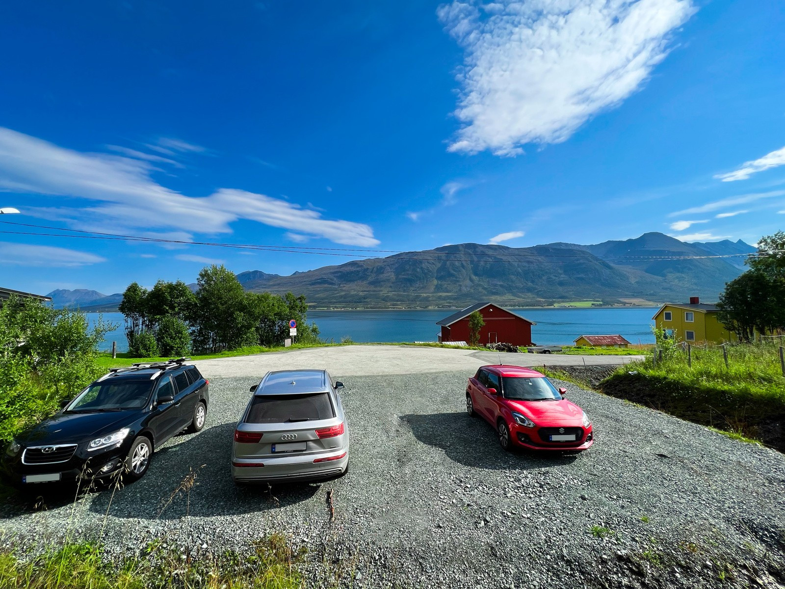 På østsiden av halvøyen like nord for Lenangsøyra finner du en stor parkeringsplass. Herfra går det en sti til Vengsteingård. (6 min gange). Det går også en kjerrevei fra Ravika til Vengsteingård som har vært benyttet ved behov (veirett ikke tinglyst).