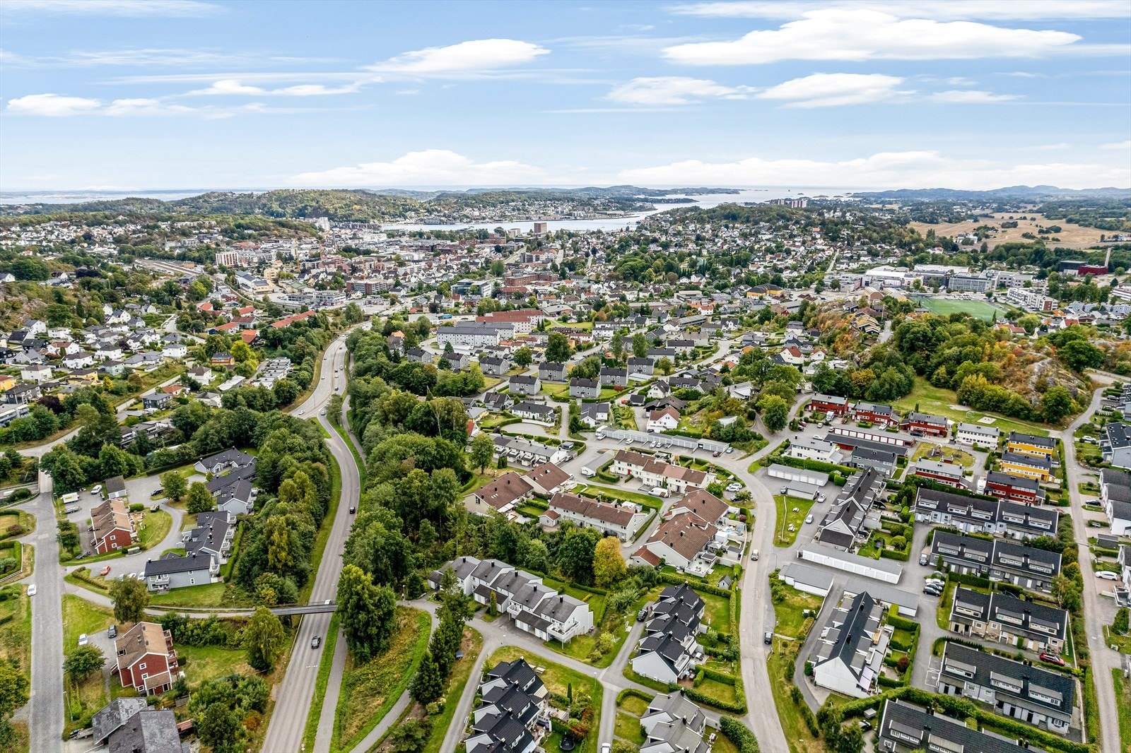 På Frydenlund bor man med kort vei til alle fasiliteter, enten man ønsker byliv med shopping eller en matbit på en av byens cafèer eller restauranter Galleribilde