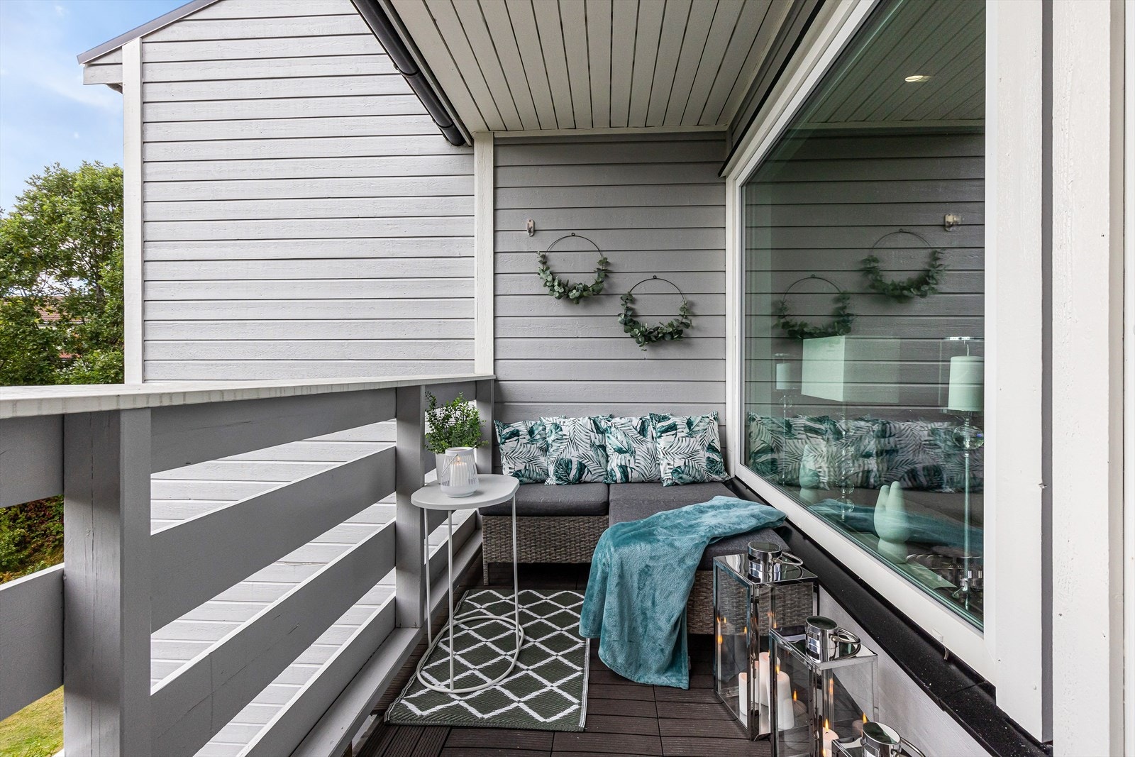 Lun og hyggelig balkong Galleribilde