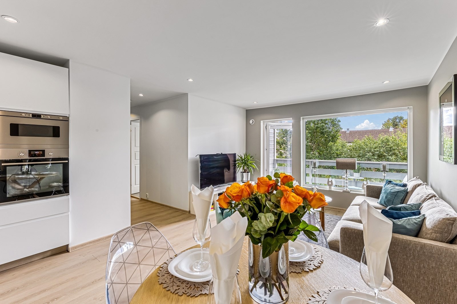 Leiligheten har blitt betydelig oppgradert innvendig det siste året og fremstår med tidsriktig og helhetlig interiørvalg. Galleribilde