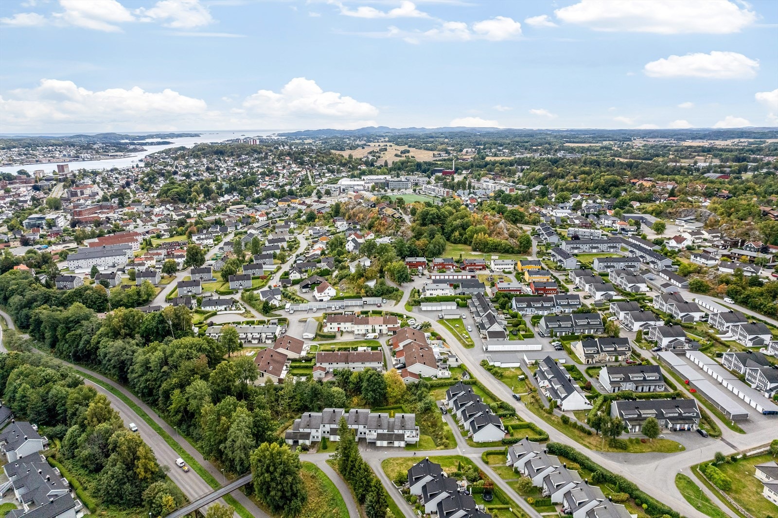 Her har du nærhet til alt man trenger i det daglige som butikk, kollektiv transport, idrettslag, flotte turmuligheter og ikke minst skoler og barnehager med veldig barnevennlig og trygg skolevei. Galleribilde