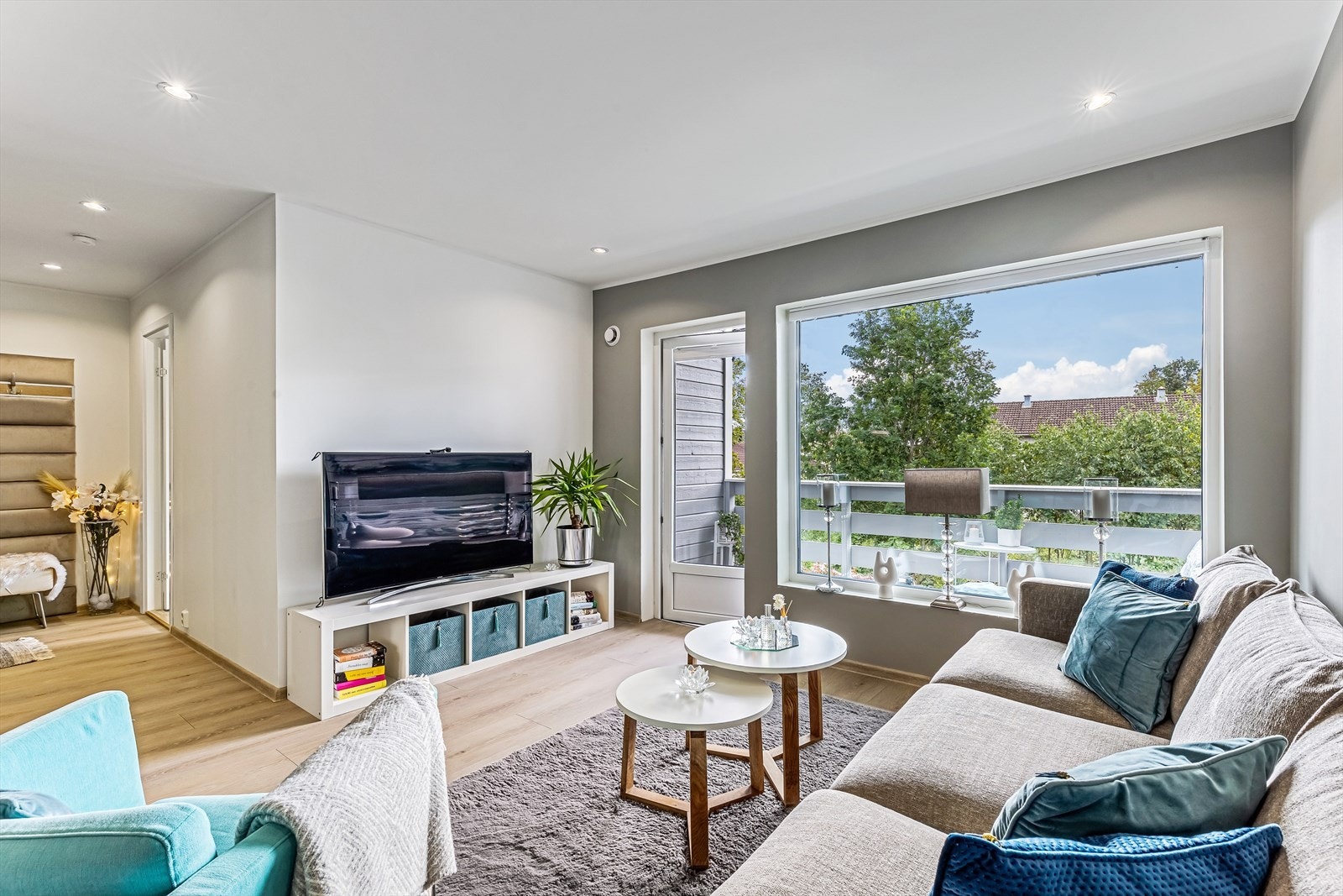 Utgang til skjermet balkong fra stuen Galleribilde