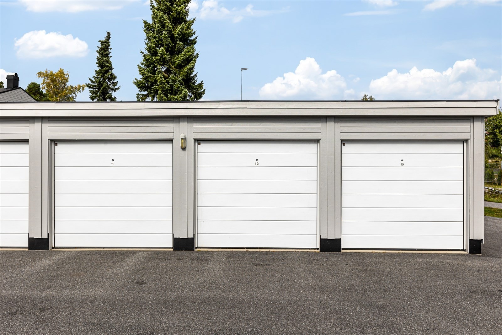 Bilen parkeres trygt i garasjen. Galleribilde