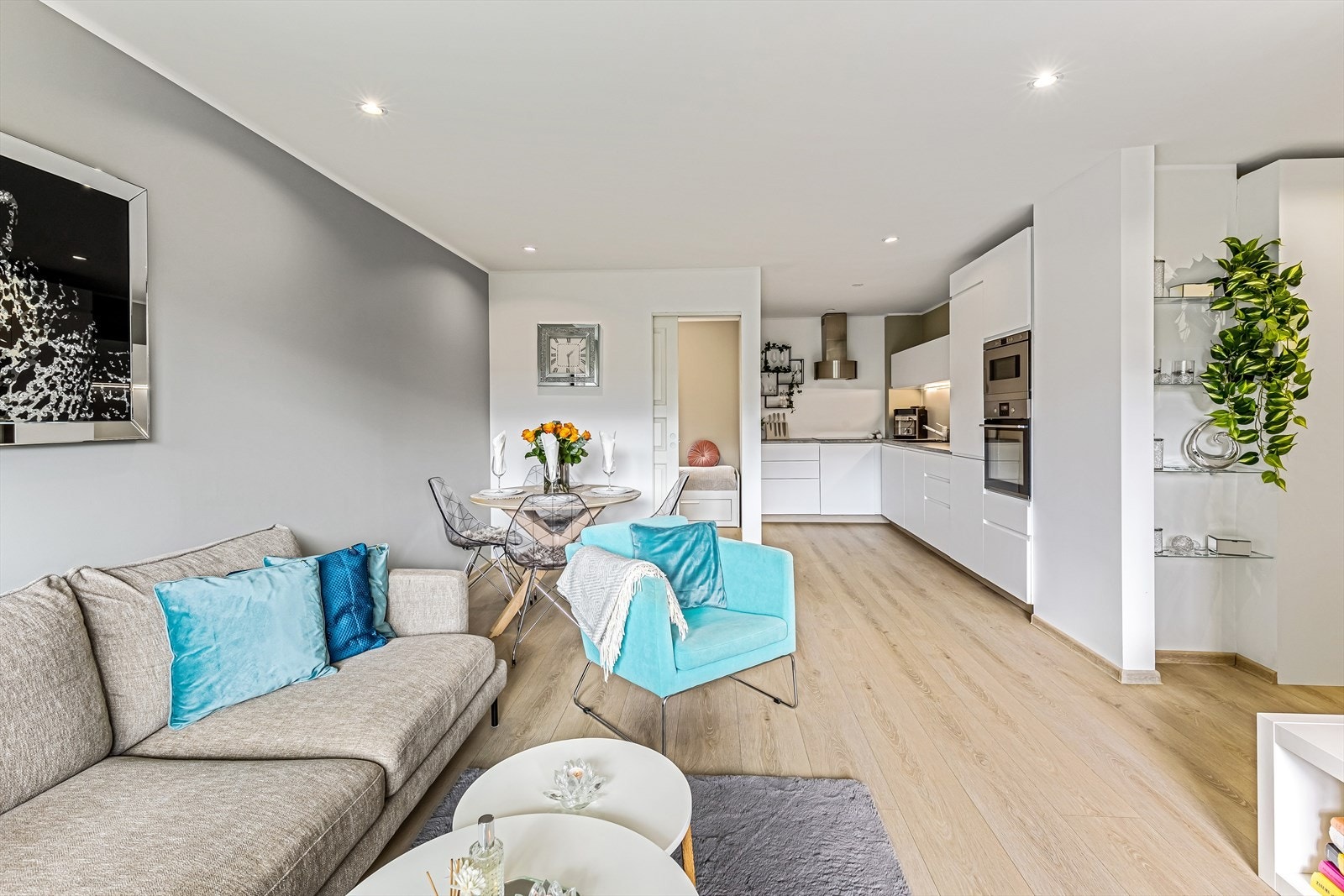 Leiligheten preges av imponerende god og innholdsrik planløsning. Galleribilde