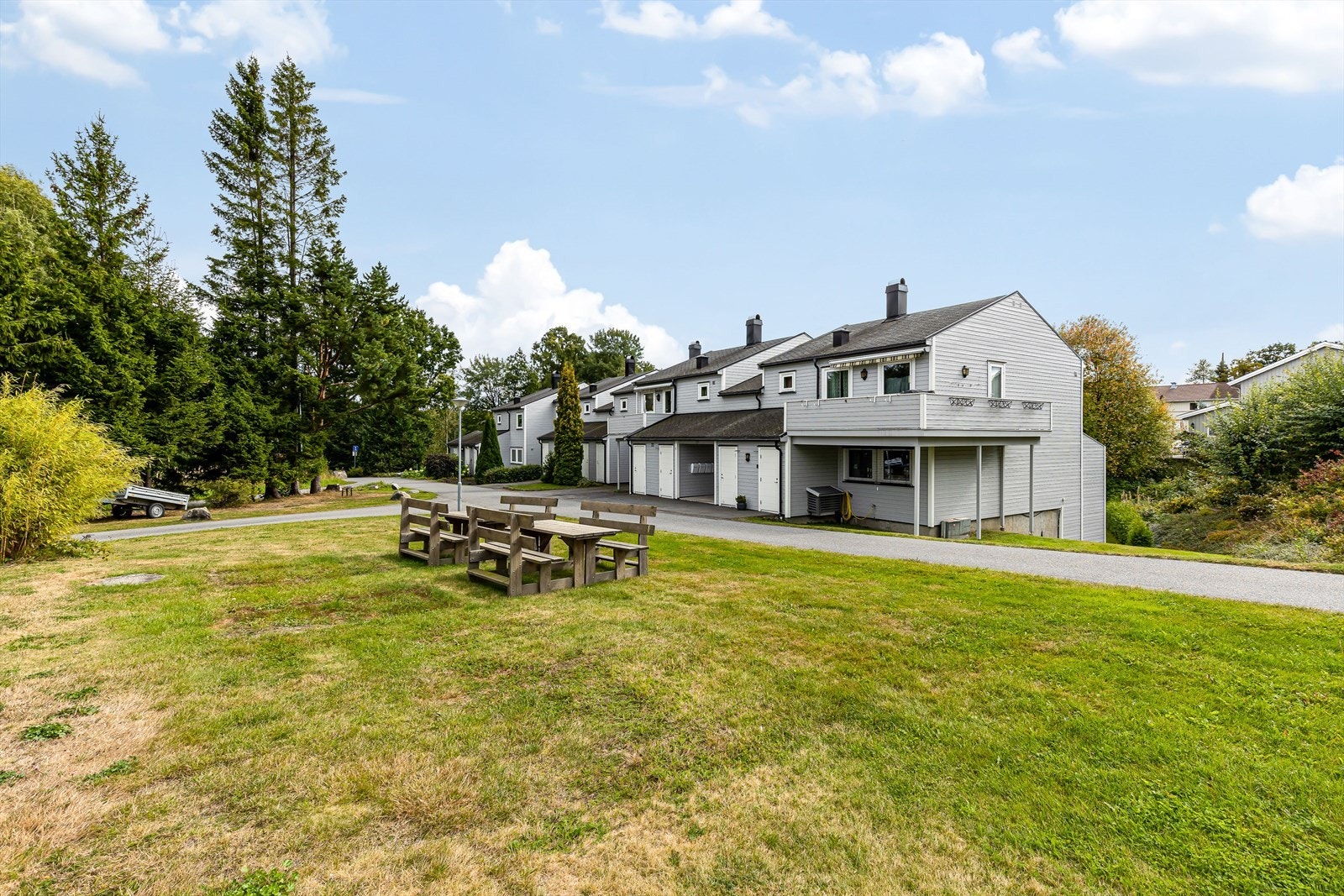 Populære aktiviteter for barna kan være stedets akebakke kalt Modalen, fotballslette og lekeplassen rett ved.
Kunne du tenke deg en bolig i stille, rolige og barnevennlige omgivelser Galleribilde