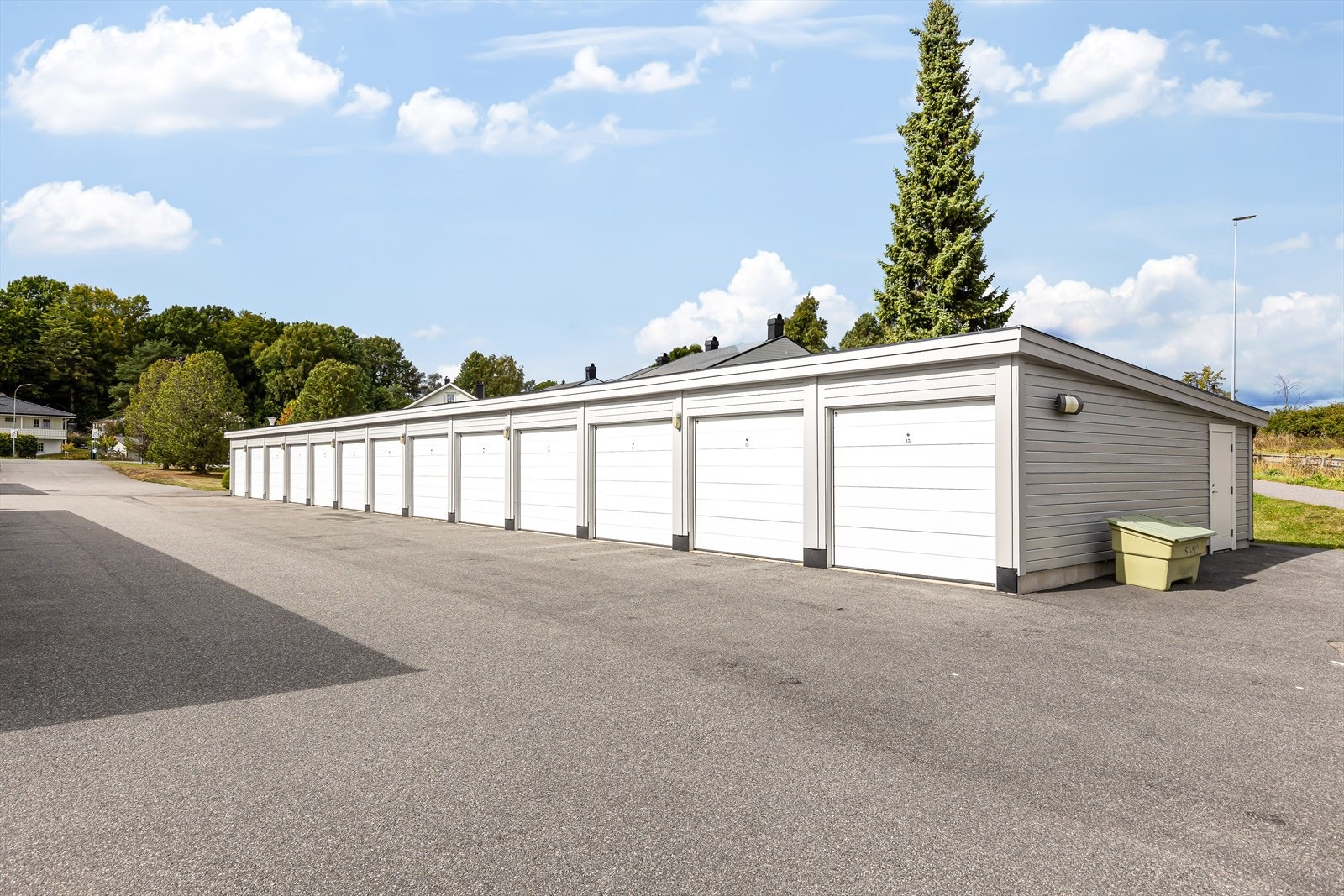 Det medfølger en garasje i rekke. Galleribilde