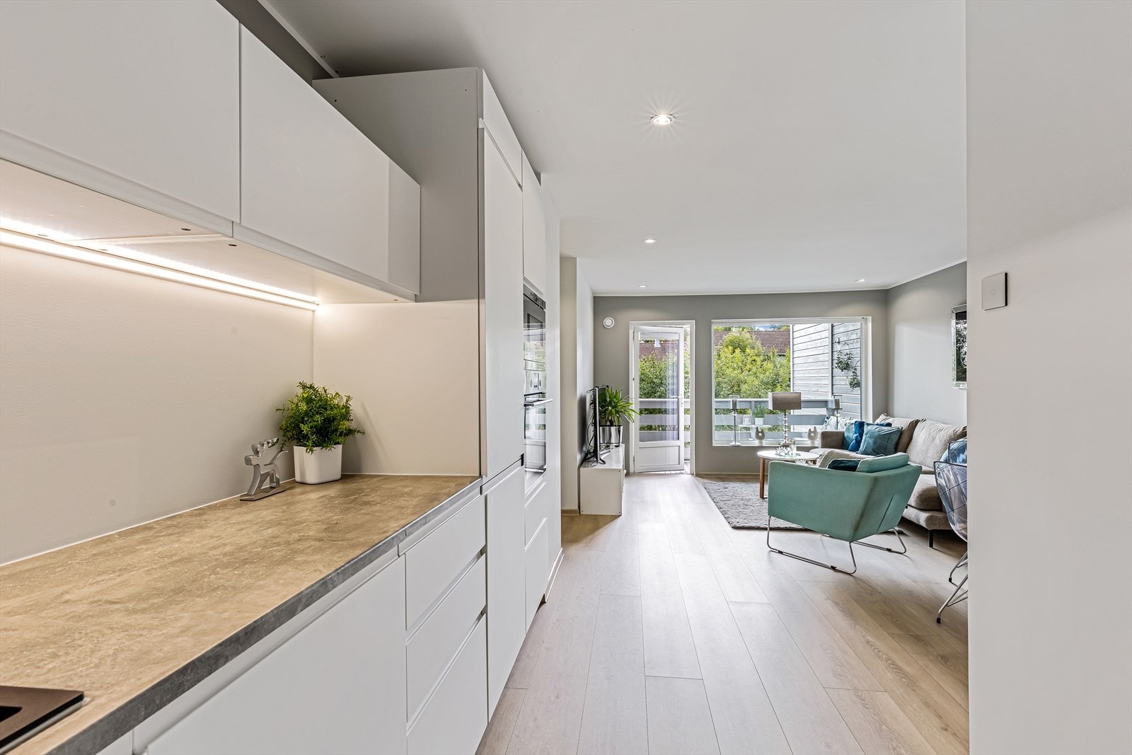 Leiligheten er delikat innredet med gjennomtenkt eksteriør og interiør, og har godt med vinduer og utsyn, noe som gir godt med naturlig lys. Galleribilde