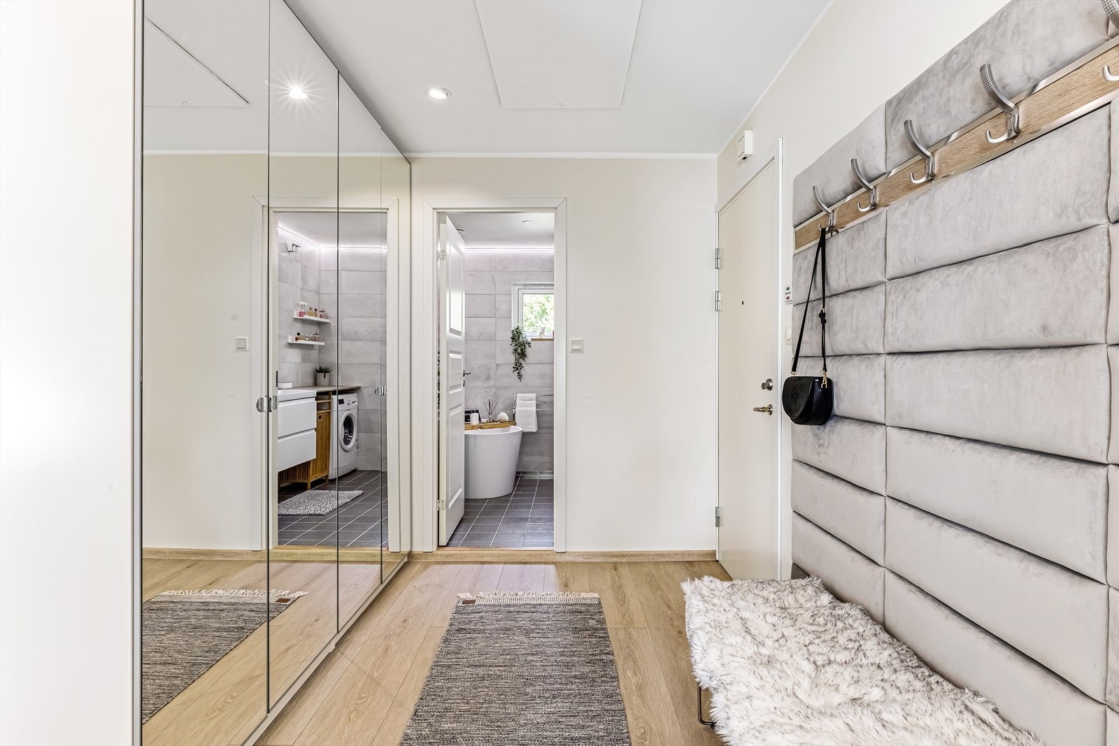 Lekker entrè med skyvedørsgarderobe Galleribilde