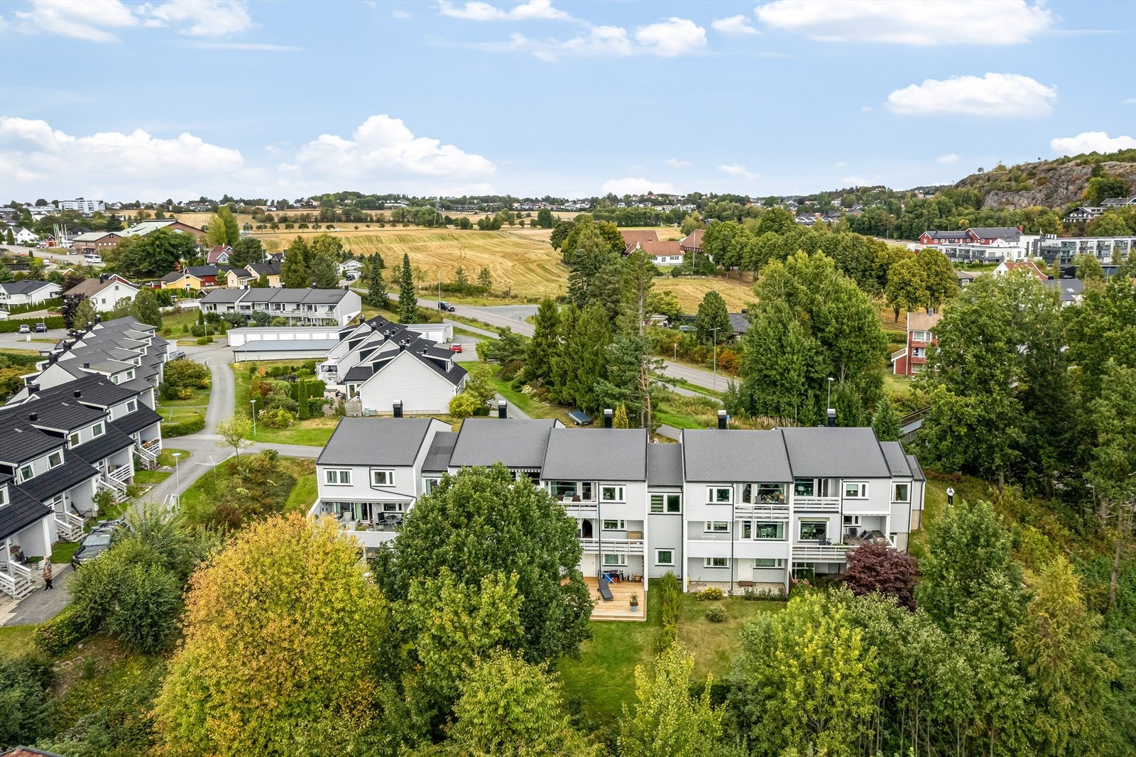En ypperlig beliggenhet for deg som ønsker å bo veldig sentralt med gangavstand og flotte tur- og rekreasjonsområder i umiddelbar nærhet. Galleribilde