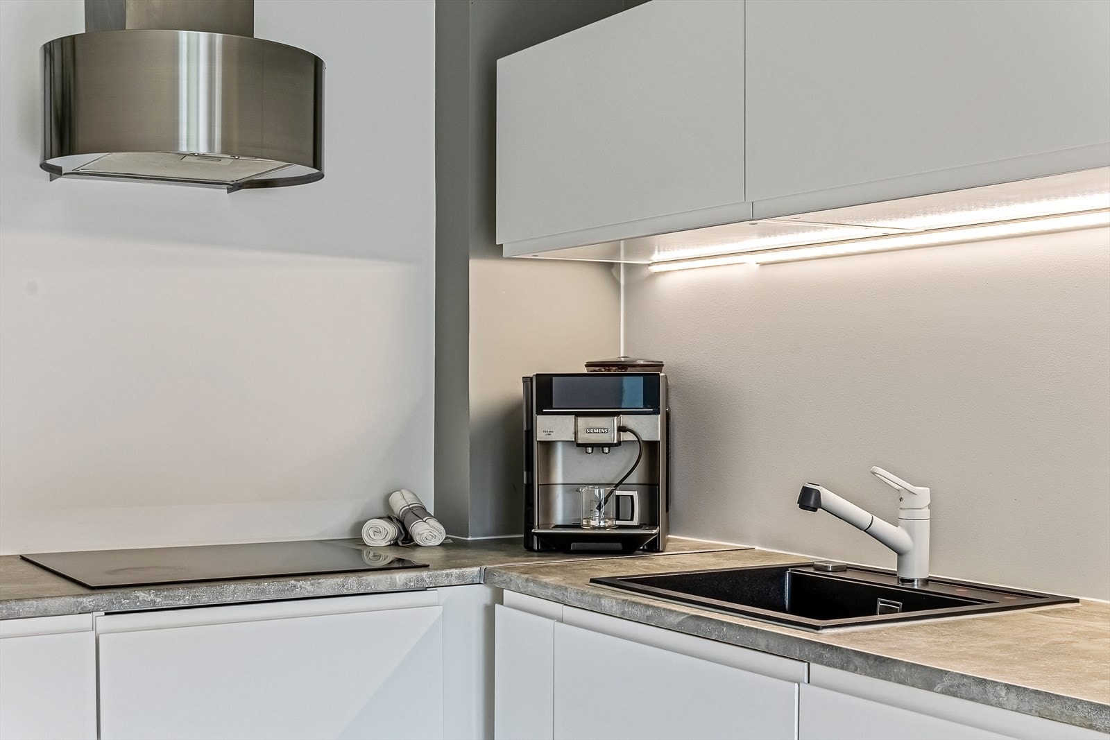 Integrerte hvitevarer som kjøl- og fryseskap, oppvaskmaskin, mikrobølgeovn, stekeovn og induksjonstopp. Galleribilde