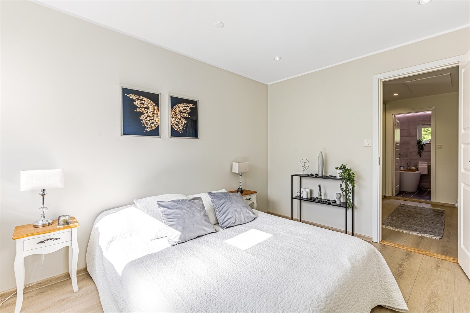 Boligen er innredet med to delikate soverom Galleribilde