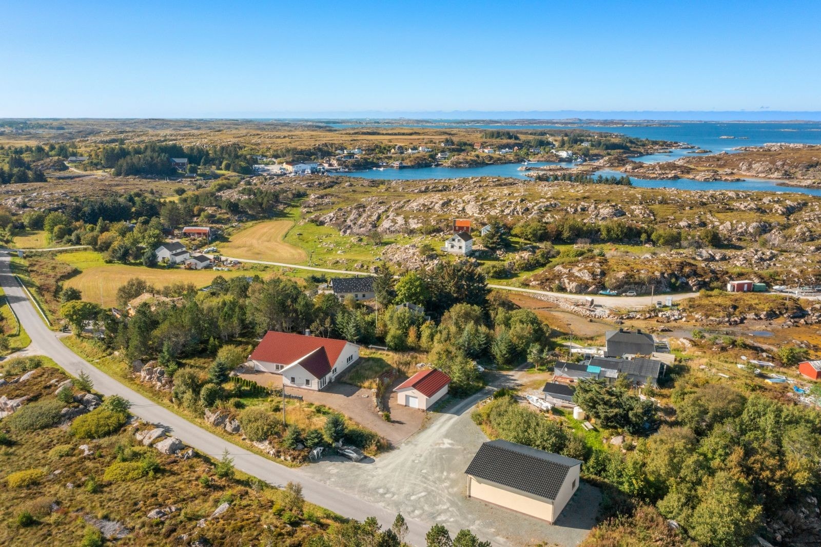 Eiendommen er innholdsrik med bolighus, garasje og lagerhall. Galleribilde