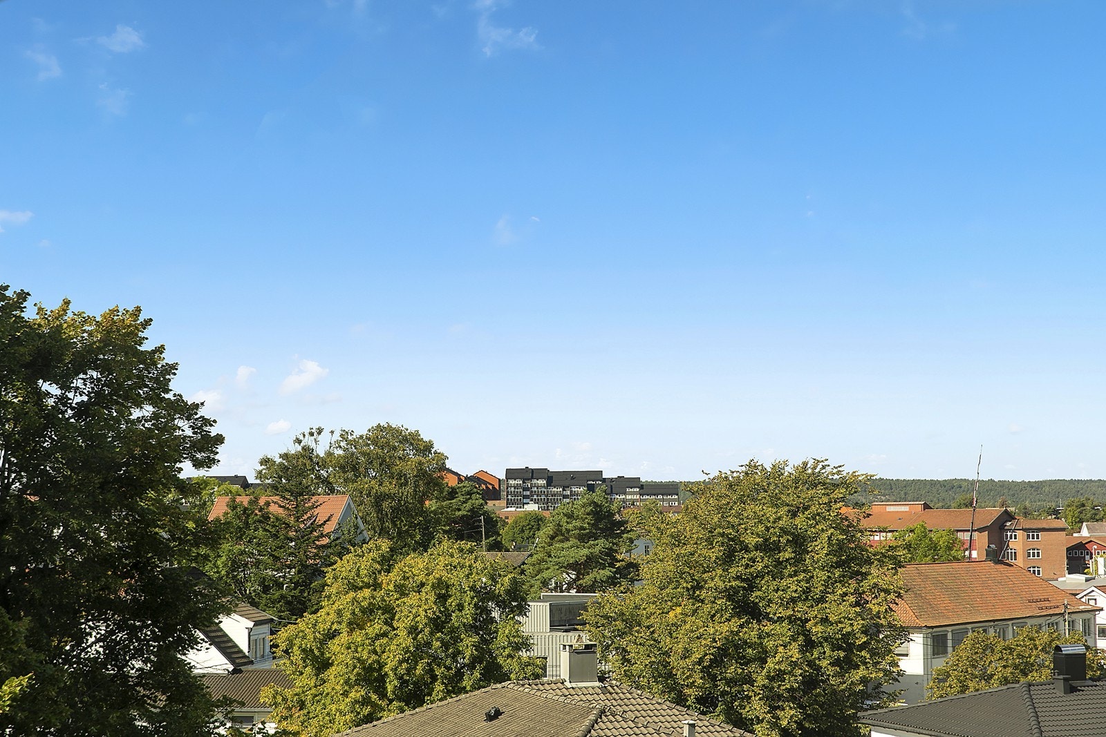Utsikt fra veranda mot vest. Her kan man nyte flotte solnedganger. Galleribilde
