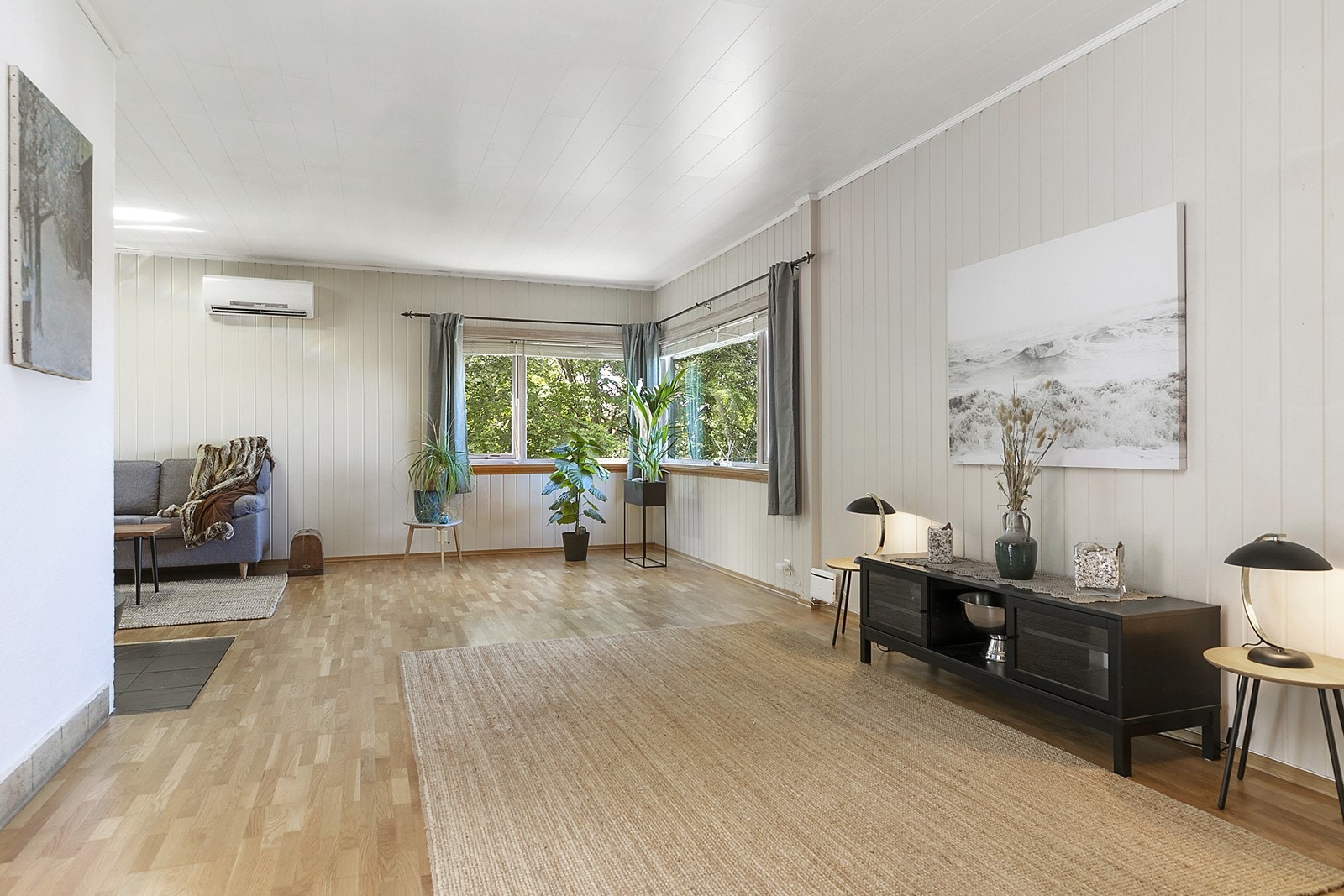 Vinkelstue med de tidstypiske vinduene plassert i hjørnet. Galleribilde