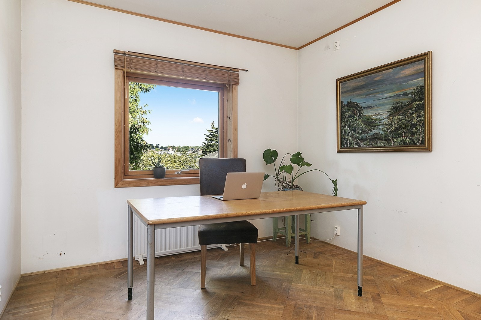 Innenfor spisestuen ligger dette rommet som er brukt som kontor. Romslig rom som fint kan brukes som soverom også. Galleribilde