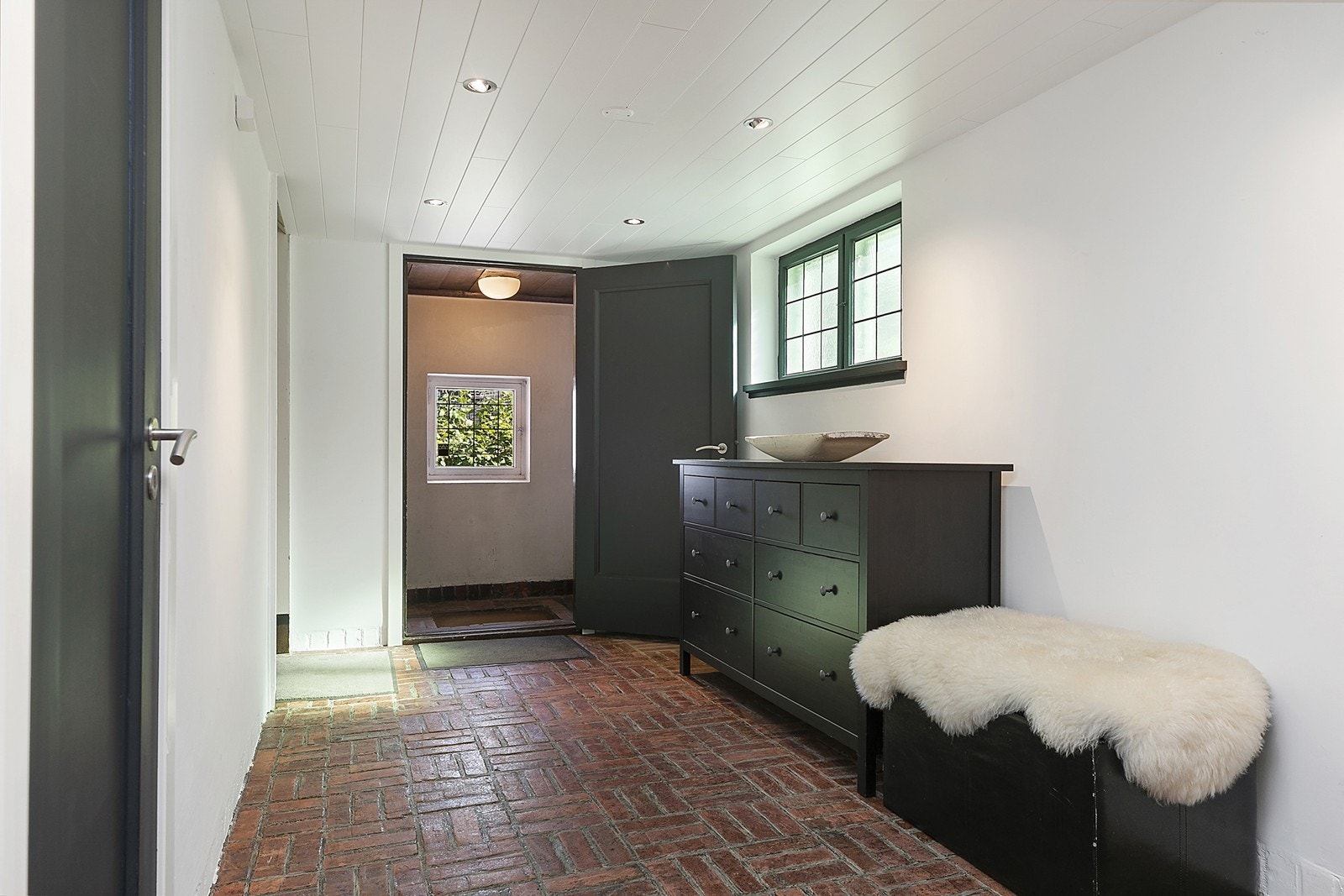 Fra vindfanget i underetasjen kommer du inn i romslig hall. Galleribilde