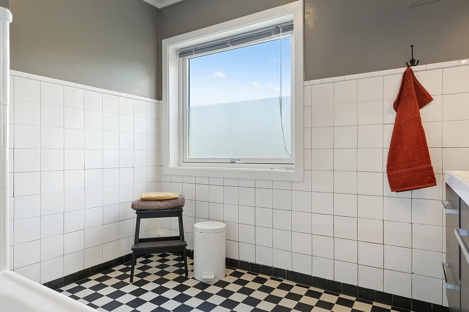 Det store vinduet på badet gir masse lys. Vindusfolie og persienner skjermer for innsyn. Galleribilde