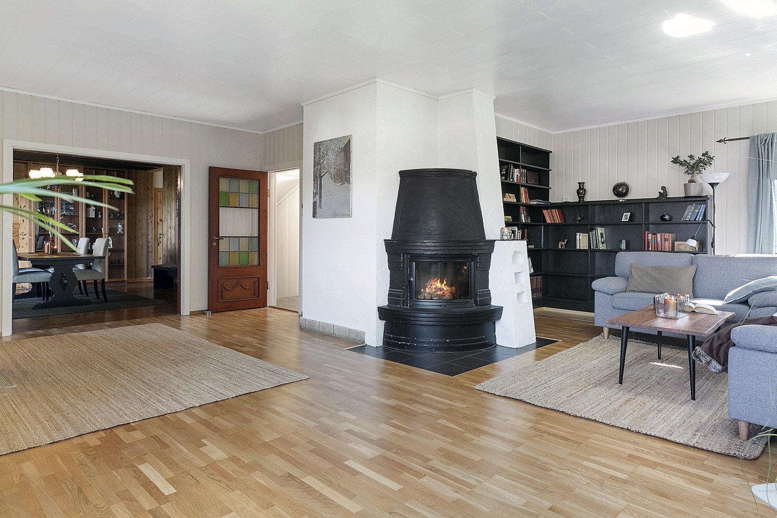I 1. etasje er det flotte stuearealer med vinduer i 3 himmelretninger. Galleribilde