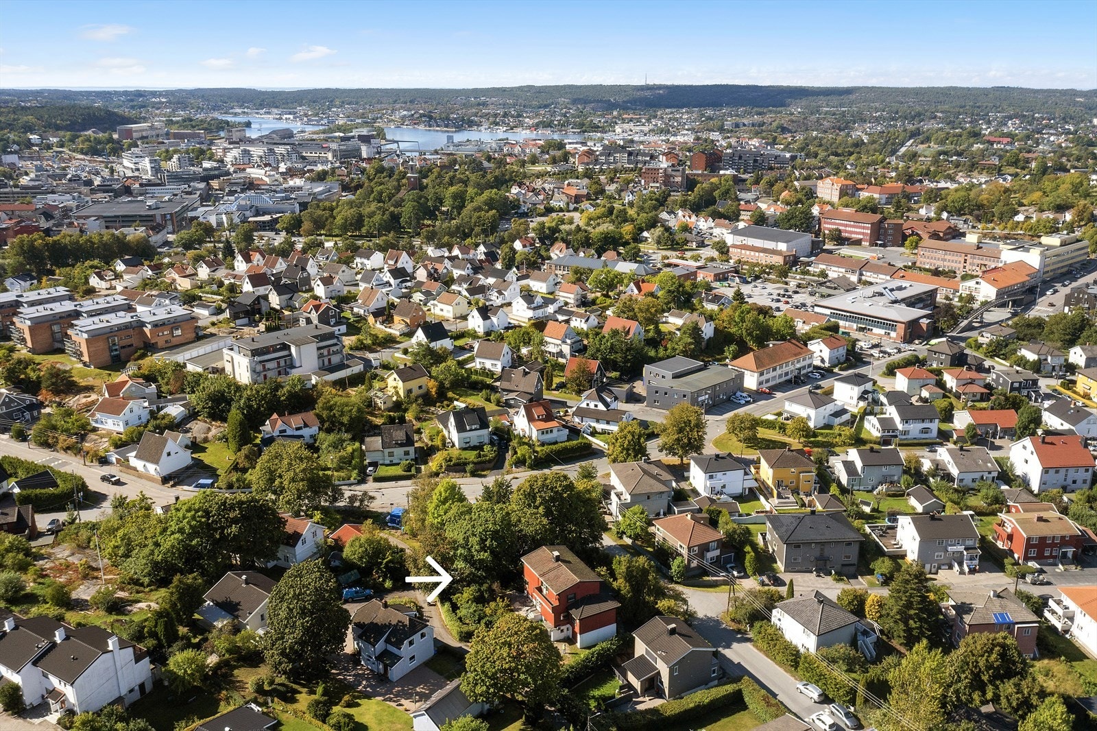 Fra skråningen opp mot Karivold og Bratthammeren der eiendommen ligger er det flott utsikt over Grønli Hageby og vestover. Galleribilde