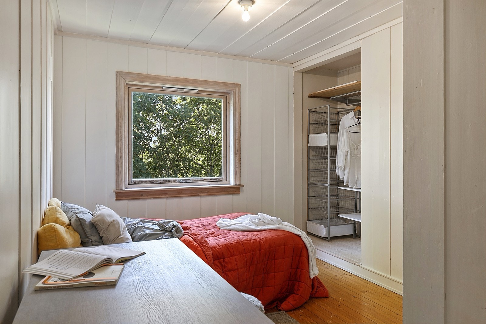 Det 4. soverommet er det minste, men allikevel god plass til både seng og skrivepult. Også her plassbygd garderobeløsning. Galleribilde