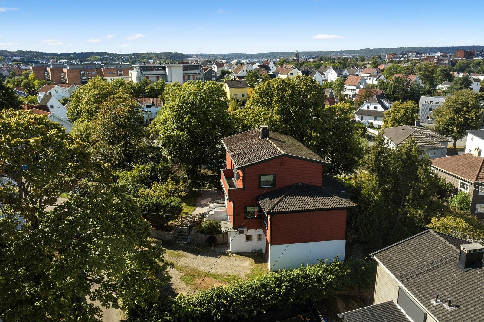 Huset er arkitekttegnet av Oscar Sandlien på midten av 30-tallet og har funksjonalismen som formspråk. Galleribilde