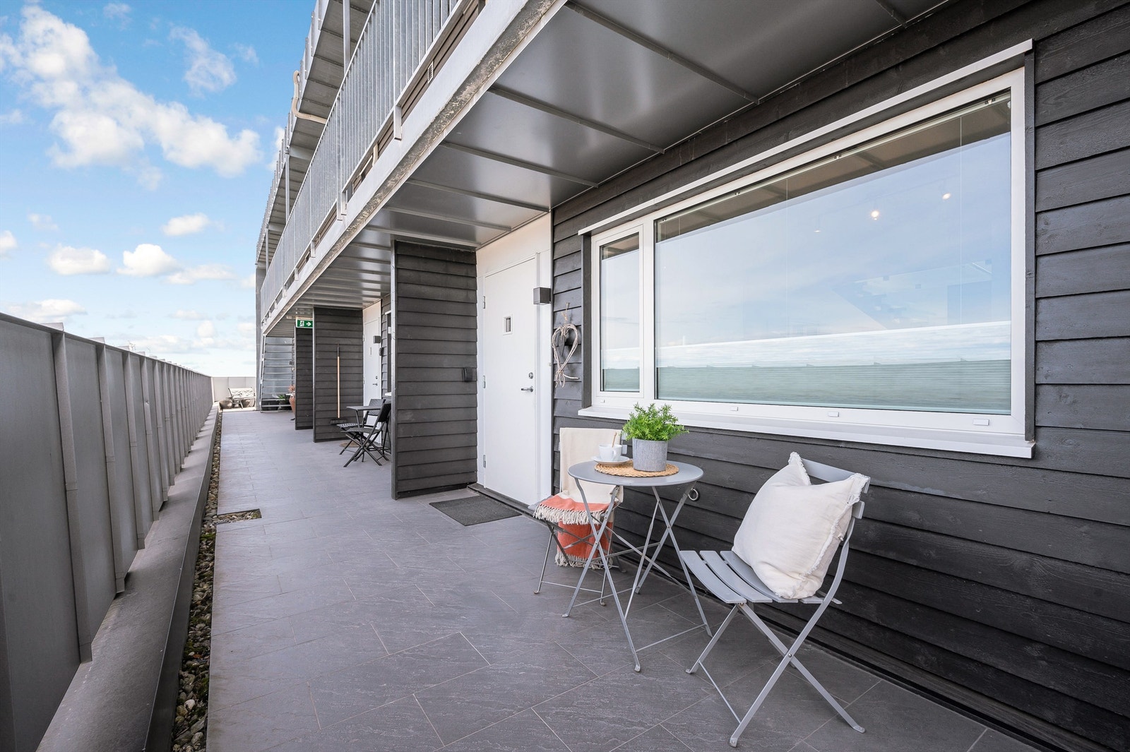 Det er egen inngang fra svalgang til leiligheten Galleribilde