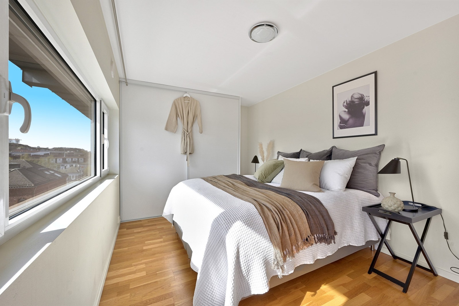 Det er totalt tre soverom i denne etasjen Galleribilde