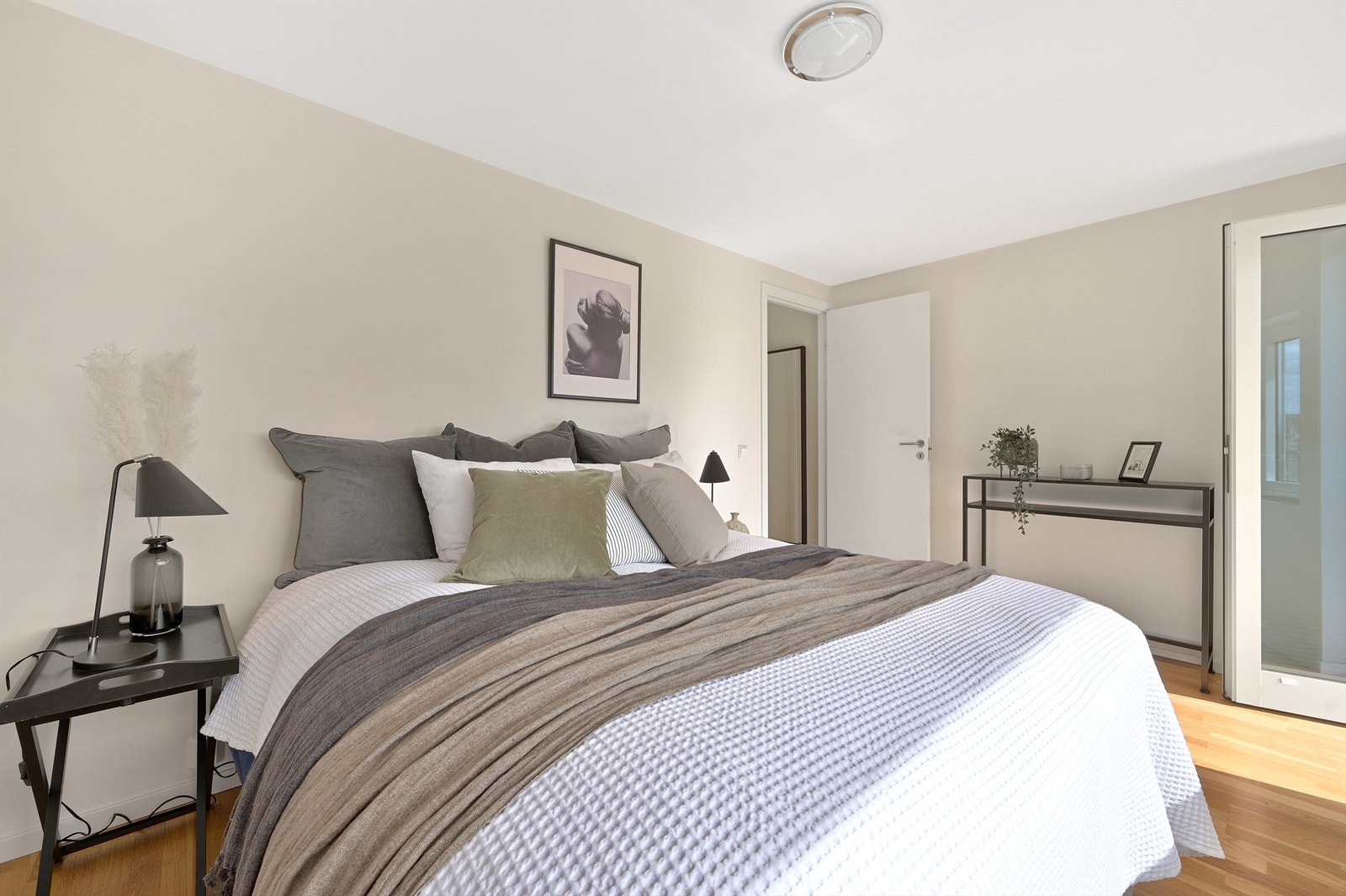 Hovedsoverom med garderobeskap, fantastiske vinduer og "fransk balkong" av glass Galleribilde