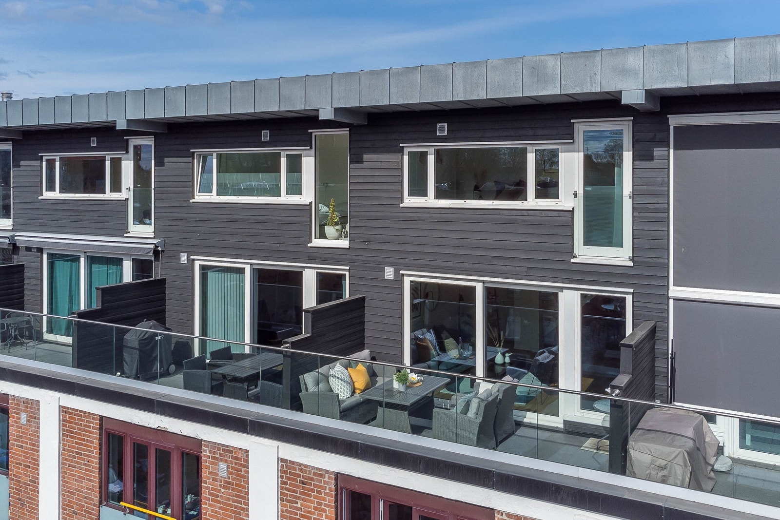 Her har du deilig ettermiddagssol og flott utsikt mot Slottsfjellet! Galleribilde