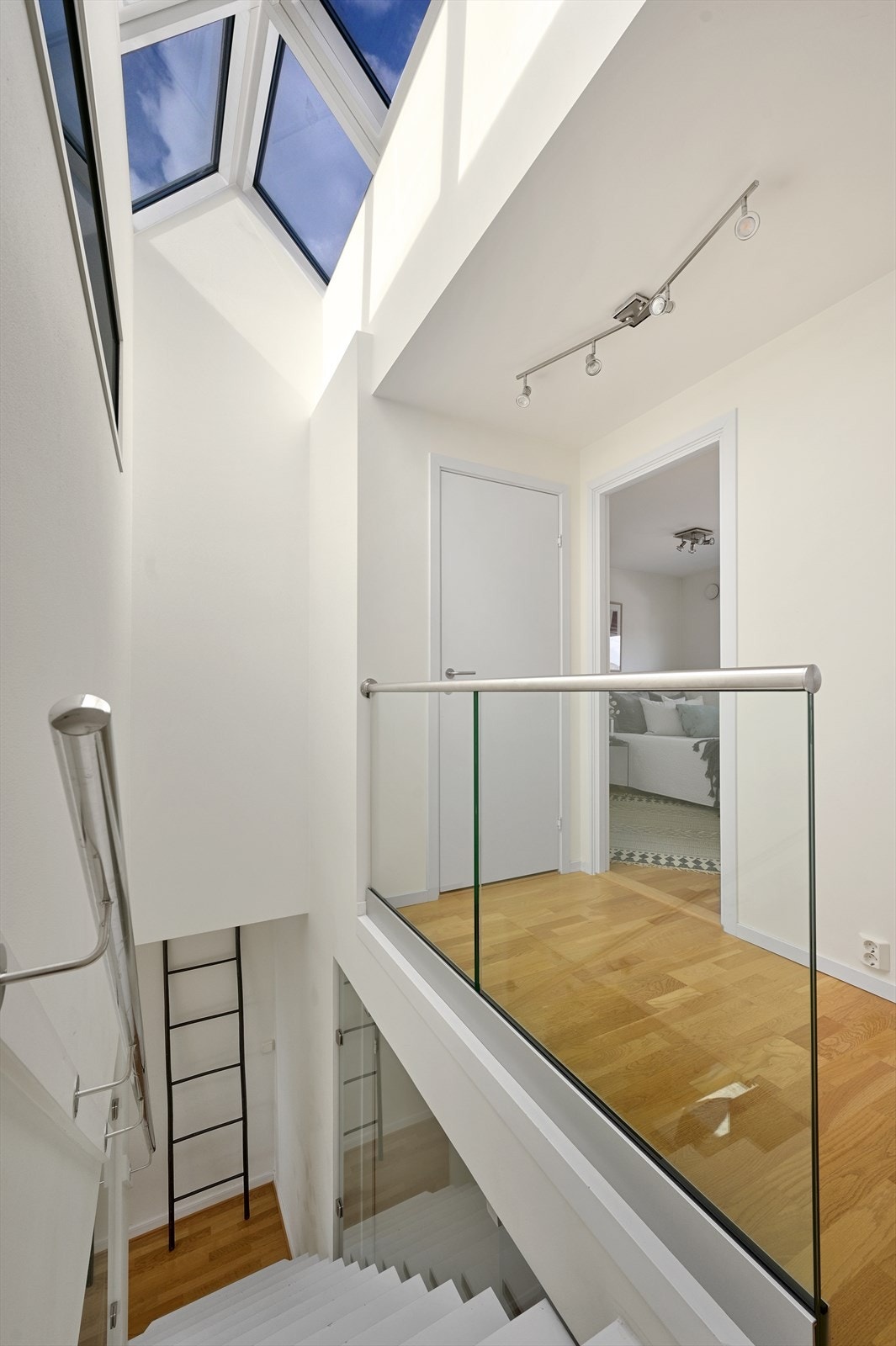 Legg merke til de kulle vinduene i taket som gir rommet god atmosfære og rikelig med lys Galleribilde