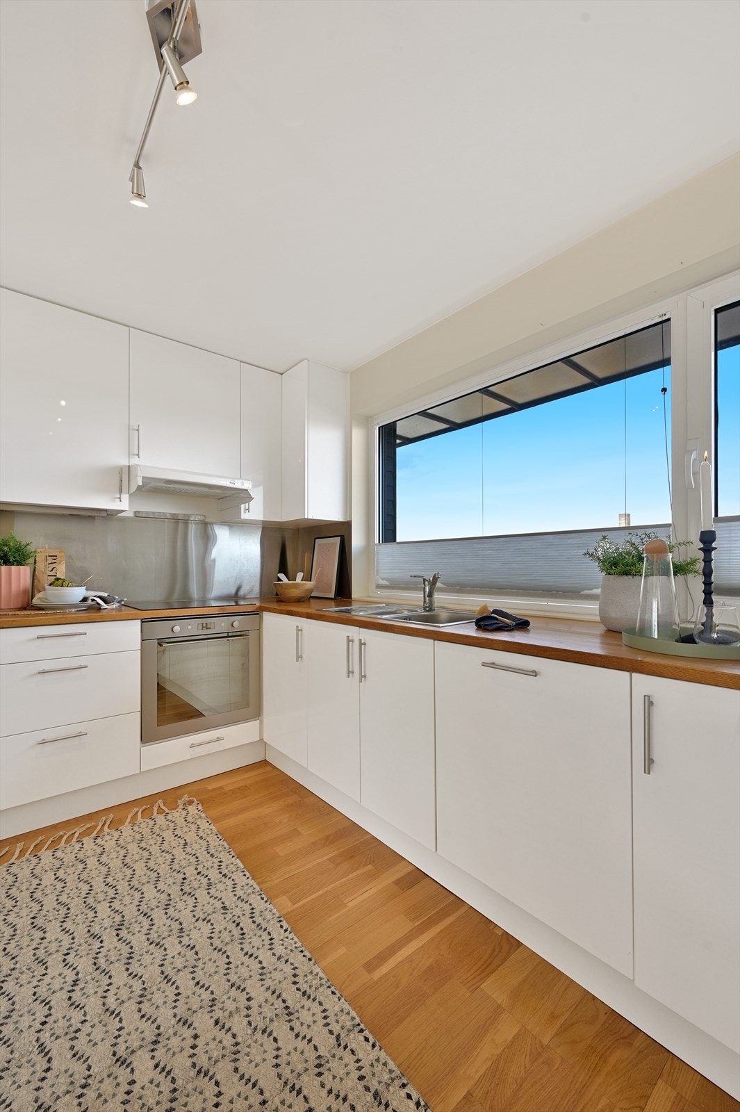 Vindusflatene gir godt med lys inn til leiligheten Galleribilde