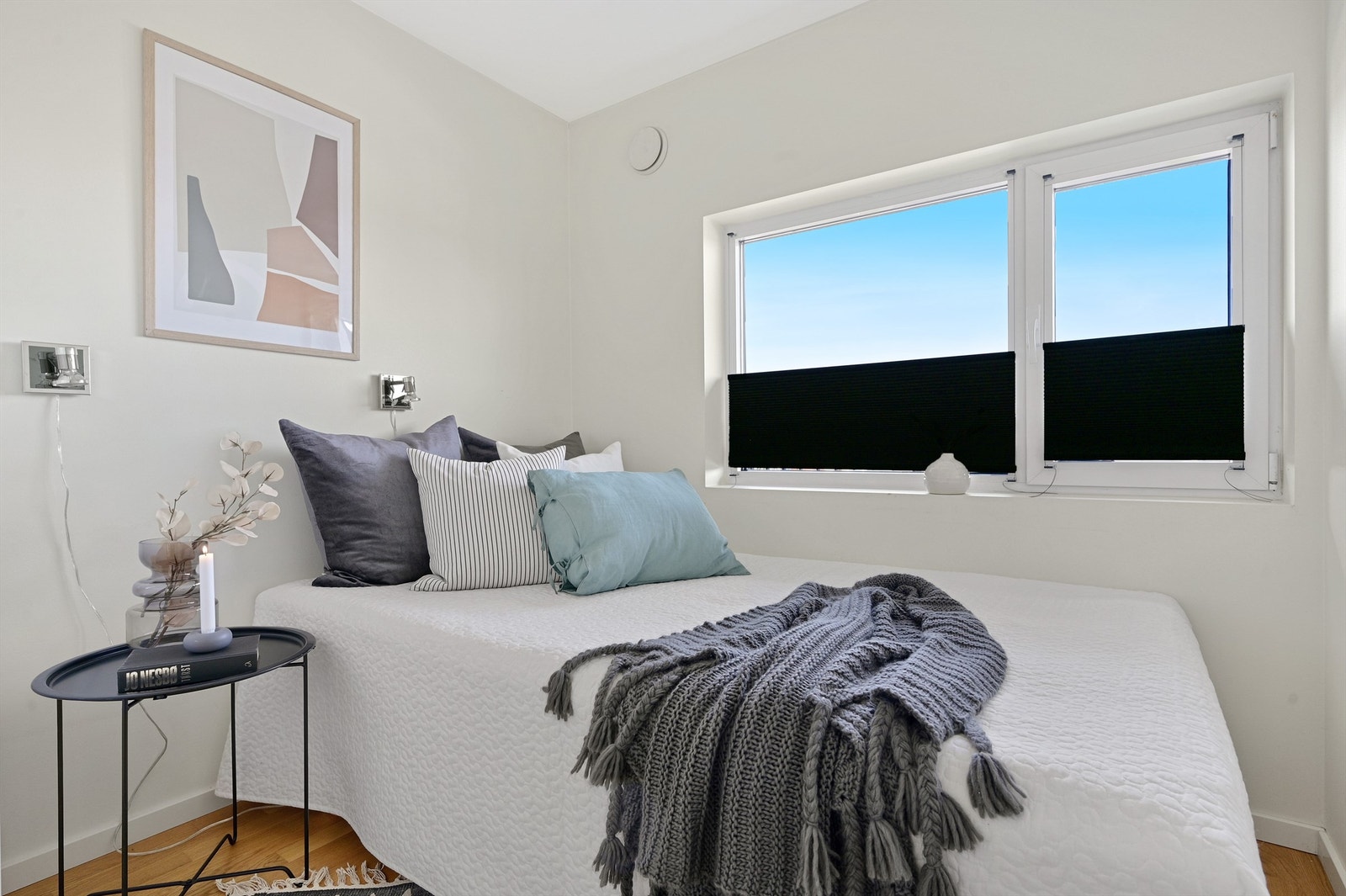 Soverom 2 med stort garderobeskap Galleribilde